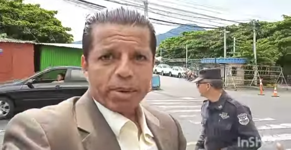 El youtuber SelRamirezTv2 compartió un video en el cual un agente policial le pide borrar sus videos. / Imagen de video publicado por SelRamirezTv2.,image_description: