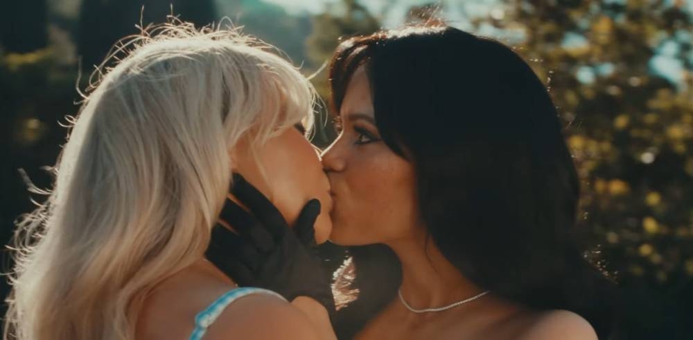 Sabrina Carpenter y Jenna Ortega, estrella de la película Merlina, protagonizan un beso lésbico en el nuevo clip.,image_description: