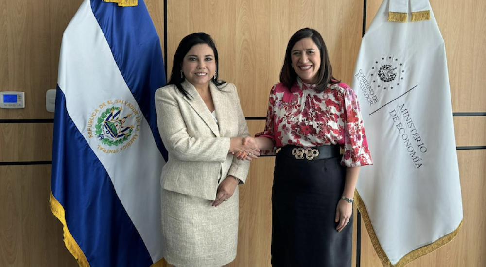 Las ministras de Economía de Perú, Elizabeth Galdo, y El Salvador, María Luisa Hayem, en un encuentro en San Salvador.,image_description: