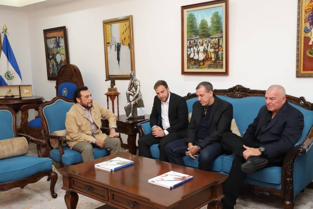 Vicepresidente de la República, Félix Ulloa, junto a representantes de la empresa CGTS Corp., que auditó el voto electrónico. / VCpresidenciaSV,image_description: