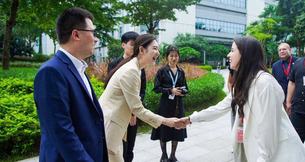 La vicecanciller salvadoreña Adriana Mira junto a representantes de Huawei en China. / cancilleriasv,image_description: