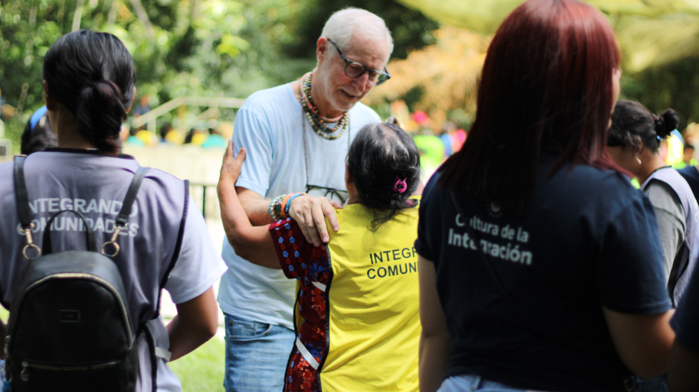 El presidente Ad Honorem de la Dirección, Alejandro Gutman, convivió con las comunidades en el festival. / Dirección de Integración.