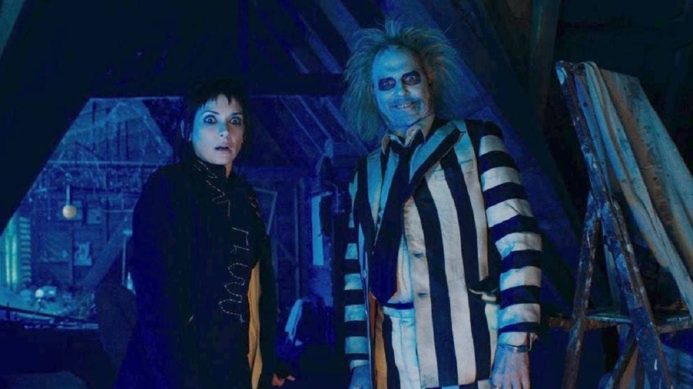 En la secuela que se presentará en Venecia, el personaje de Beetlejuice volverá a trastocar por accidente las vidas de los ocupantes, desatando su propio caos.,image_description: