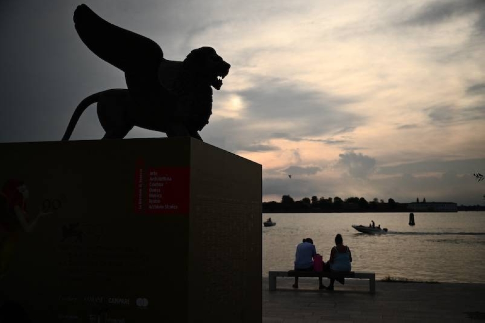 Una escultura de un león alado, que simboliza la ciudad de Venecia, en vísperas de la inauguración del 79u00ba Festival Internacional de Cine de Venecia. El 81u00ba Festival de Cine de Venecia se desarrollará del 28 de agosto al 7 de septiembre./AFP,image_description: