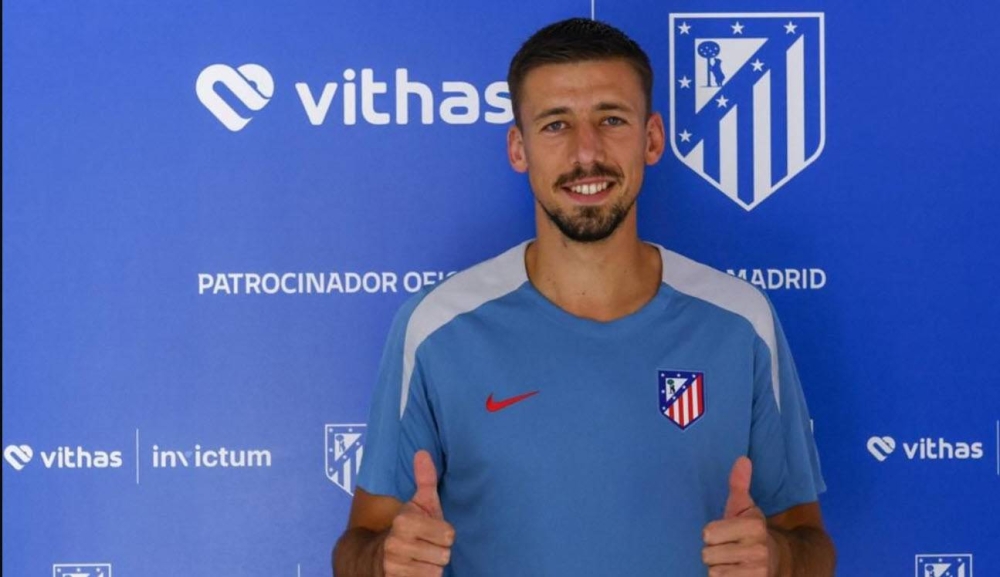 Clement Lenglet ya posa con la ropa del Atlético. ,image_description: