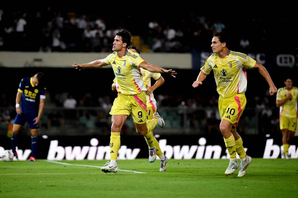 Dusan Vlahovic y el turco Kenan Yildiz celebran uno de los goles de Juventus. ,image_description: