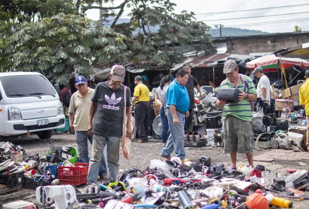 Los vendedores aseguran que los fines de semana son de mayor venta para ellos. / Lisbeth Ayala. 