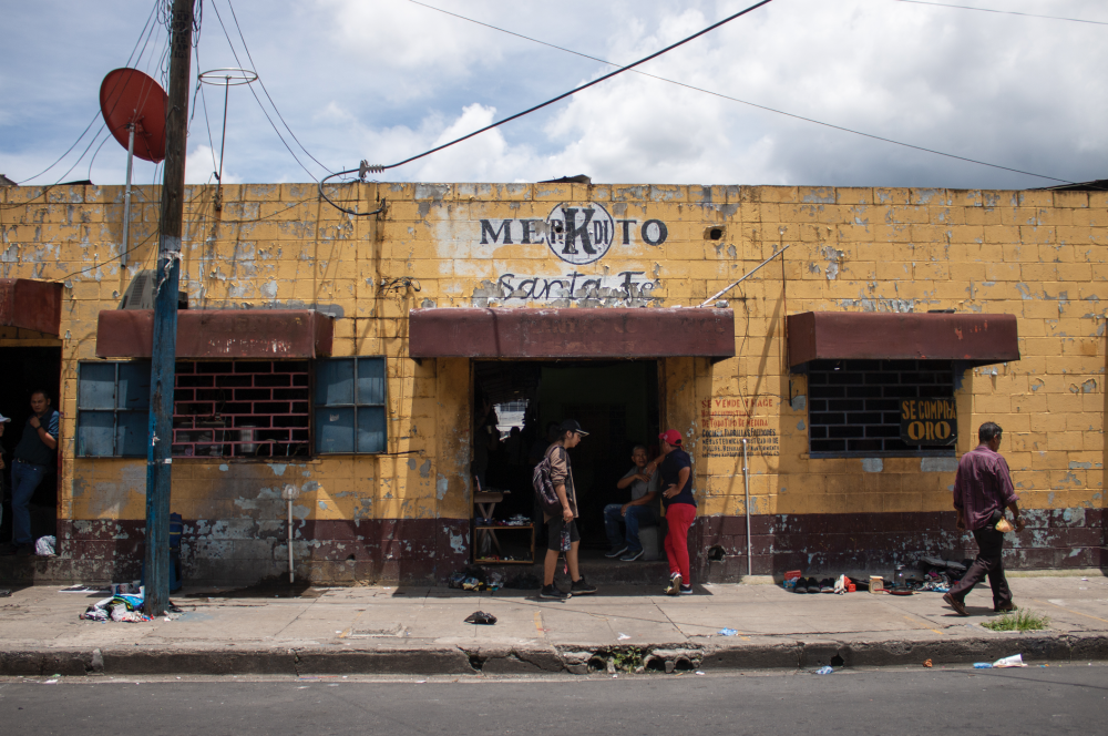 Esta es la entrada del mercado Santa Fe, que serán desalojados desde el sábado. / Lisbeth Ayala. 