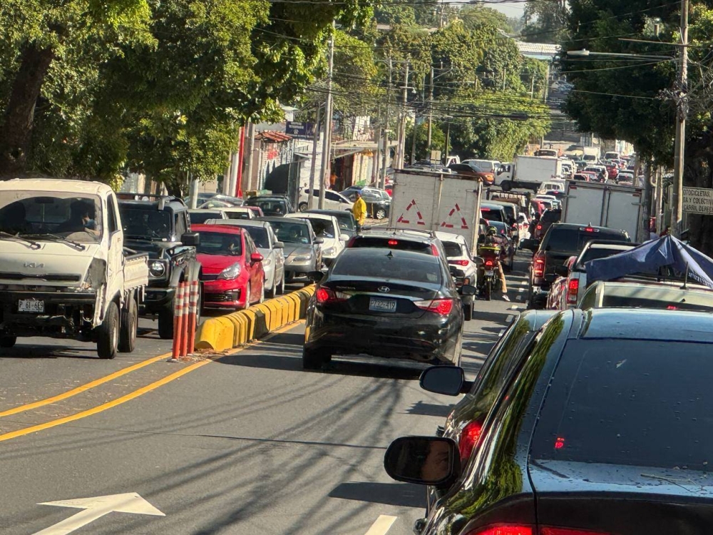 Así lucía la 59 avenida en San Salvador en ambos sentidos a las 8:30 de la mañana. / DEM