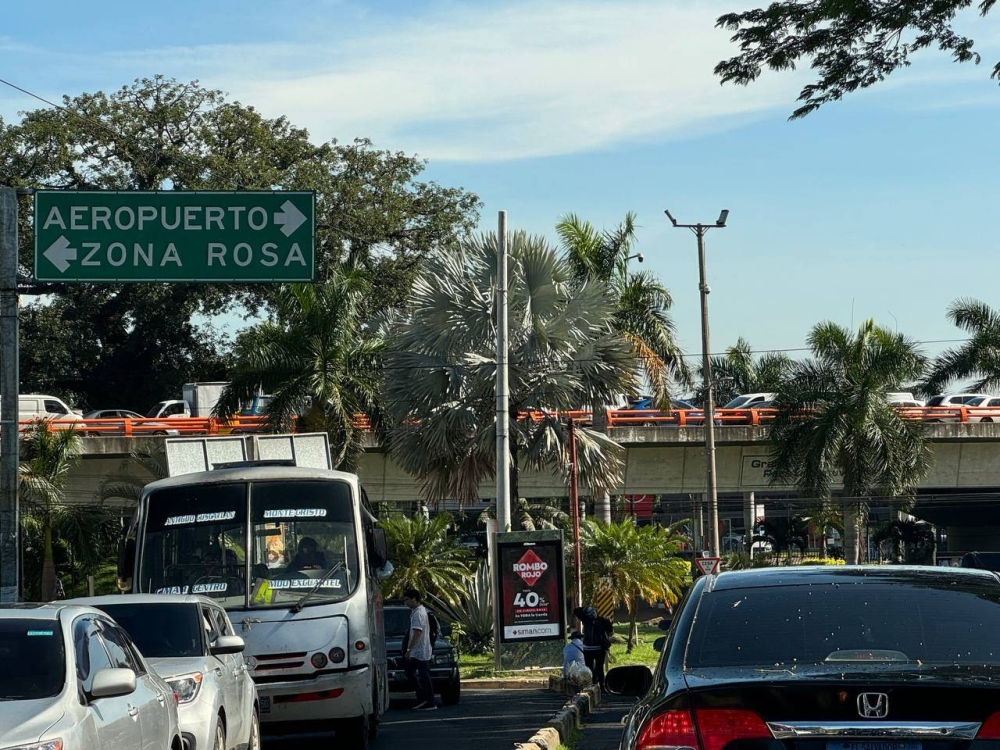 El tráfico estaba paralizado en los alrededores del Árbol de la Paz./DEM