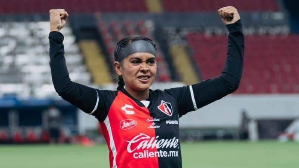 Brenda Cerén con la camisa del Atlas mexicano. ,image_description: