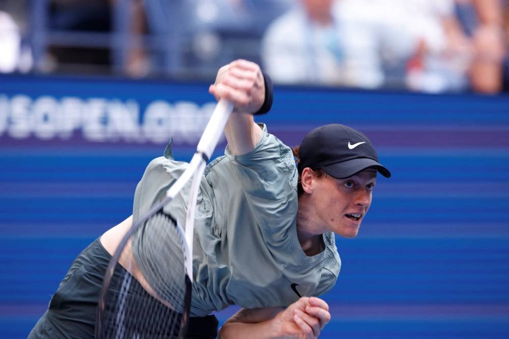 El italiano Jannik Sinner y su potente saque en el debut en el US Open. / AFP,image_description: