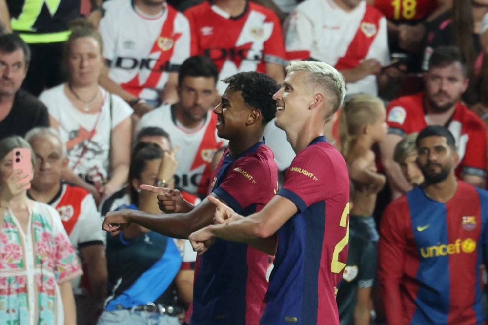 Dani Olmo festeja con Lamine Yamal. Antes en la selección de España, ahora en el Barcelona. / AFP,image_description: