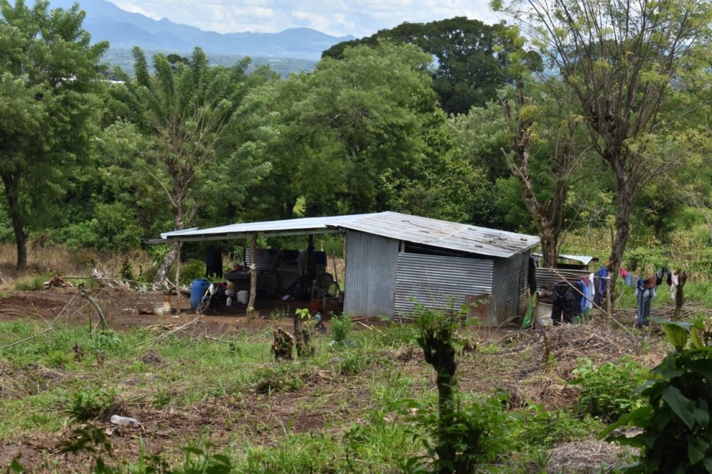 Una vivienda en Atiquizaya, Ahuachapán Norte, uno de los departamentos con mayor pobreza de El Salvador. /DEM,image_description: