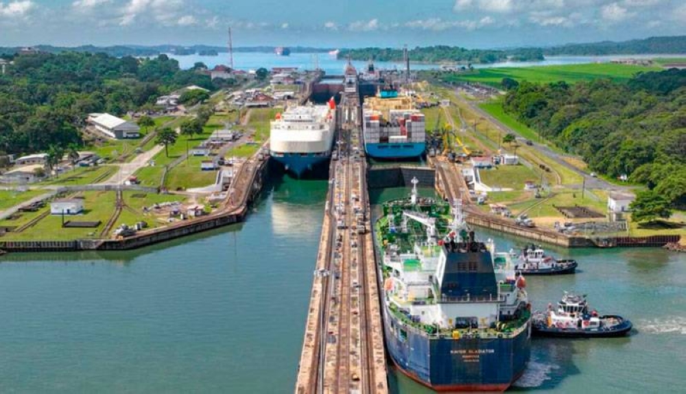 Vista del Canal de Panamá, motor económico de la economía.,image_description: