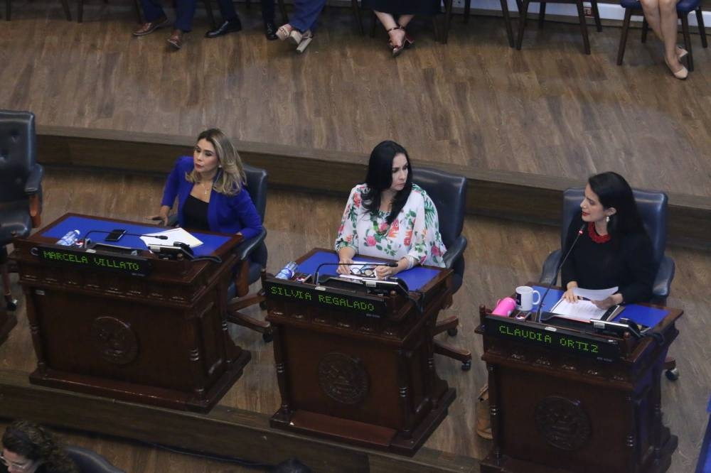 Diputadas Marcela Villatoro, Silvia Regalado, ambas de Arena junto a la diputada Claudia Ortiz, de Vamos. / Lisbeth Ayala.,image_description: