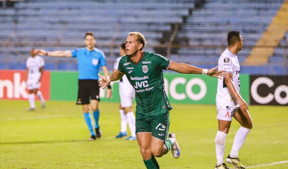 Ángel Tejada celebra el gol de Marathón. ,image_description: