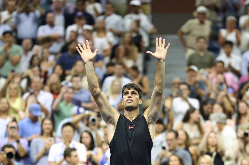 Carlos Alcaraz saluda al público tras superar al australiano Tu. / AFP,image_description: