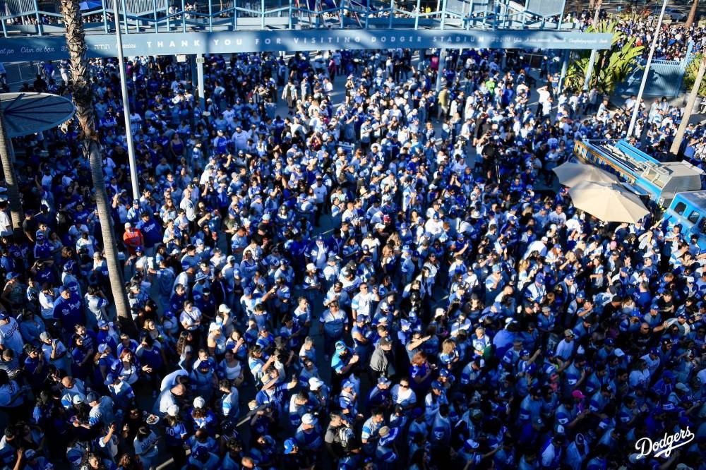 Una multitud en los ingresos al Dodgers Stadium. 