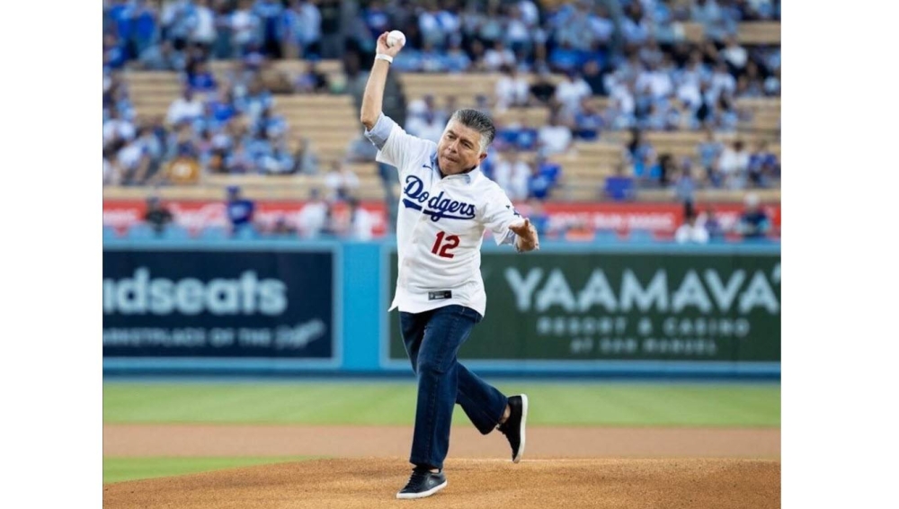 Mauricio Cienfuegos y el lanzamiento oficial en el juego de los Dodgers.,image_description: