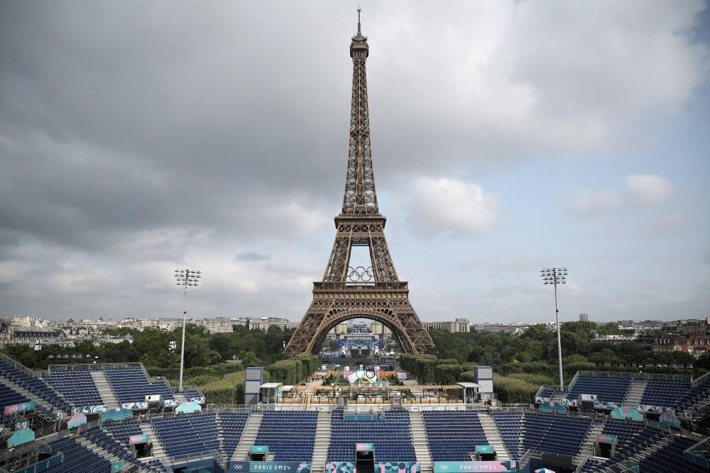 Esta fotografía tomada en el Campo de Marte en París, Francia, el 24 de julio de 2024, muestra el Stade Tour Eiffel antes de los Juegos Olímpicos y Paralímpicos de París 2024. /Christophe PETIT TESSON / POOL / AFP,image_description: