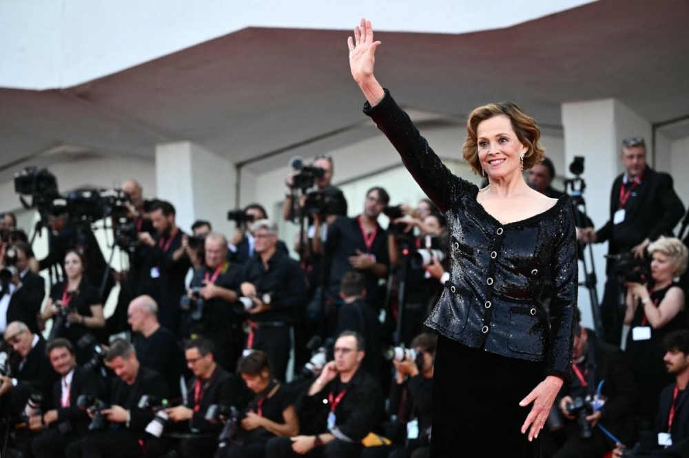 La actriz estadounidense Sigourney Weaver arribó este miércoles al Festival de Venecia para la presentación del filme fuera de competencia Beetlejuice Beetlejuice. Photo by Marco BERTORELLO / AFP,image_description: