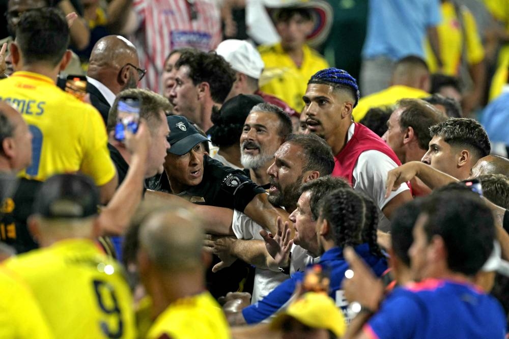 Ronald Araujo, jugador uruguayo, en medio de los aficionados durante el juego entre Uruguay y Colombia. / AFP,image_description: