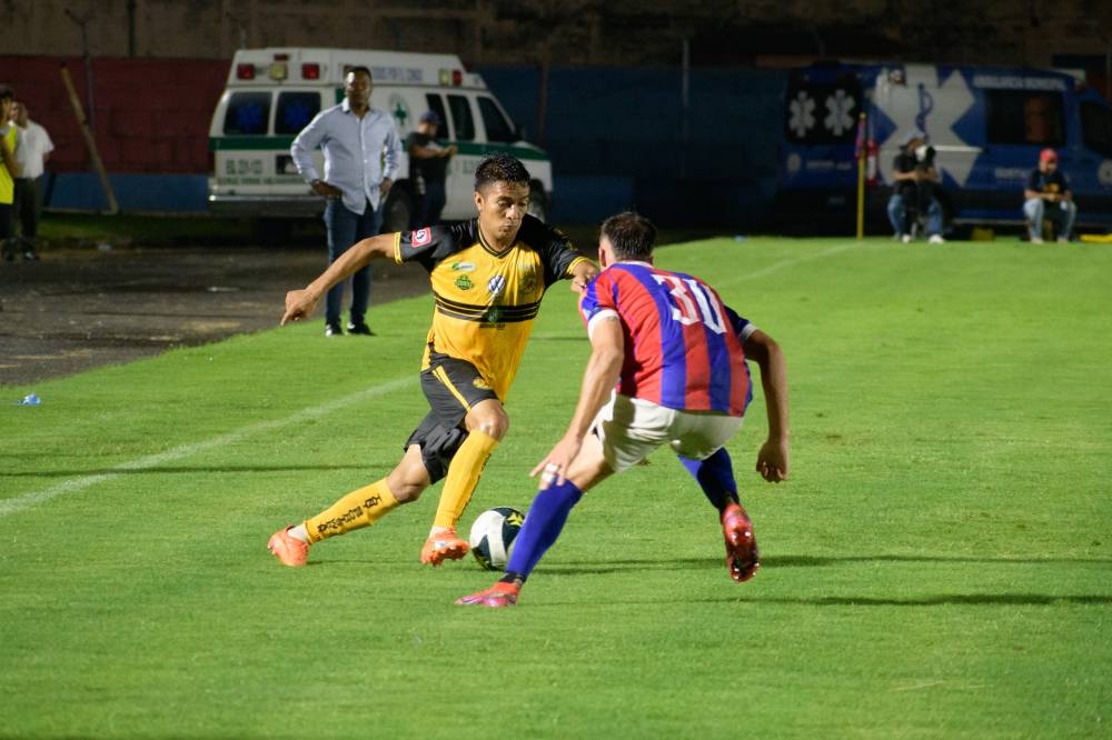 Platense y FAS empataron sin goles en el Quiteño. / Carlos Bernal,image_description: