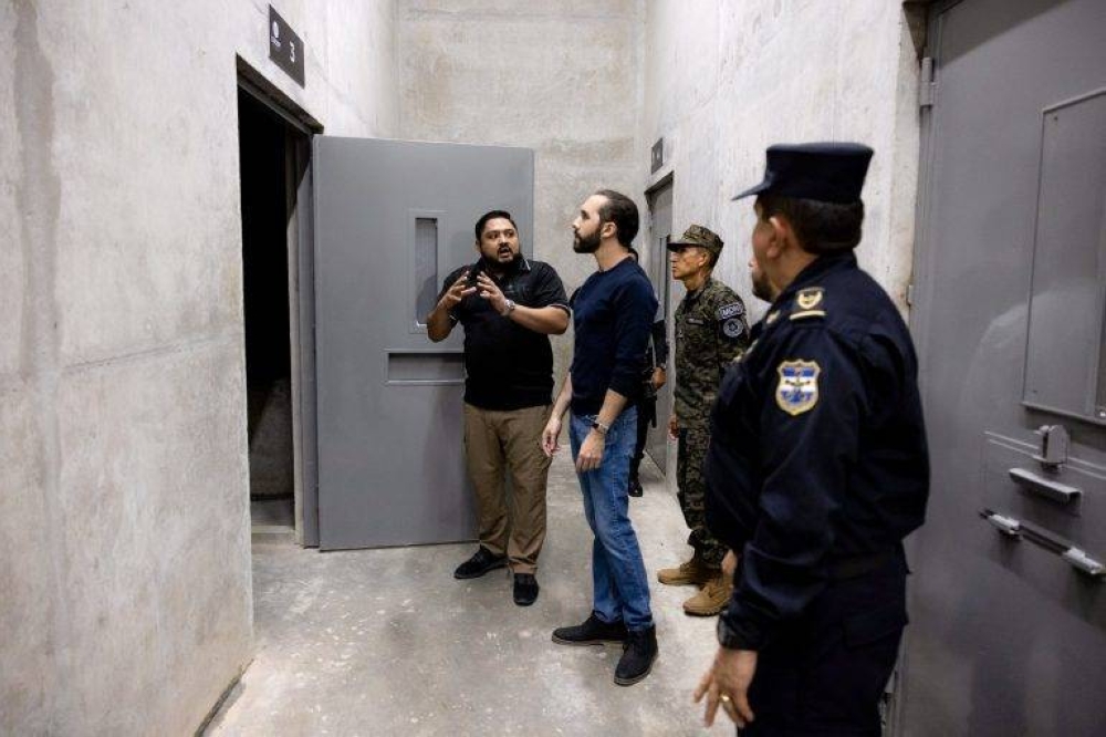 El presidente de la República, Nayib Bukele, en la apertura del Centro de Confinamiento contra el Terrorismo CECOT. / Ministerio de Seguridad.,image_description: