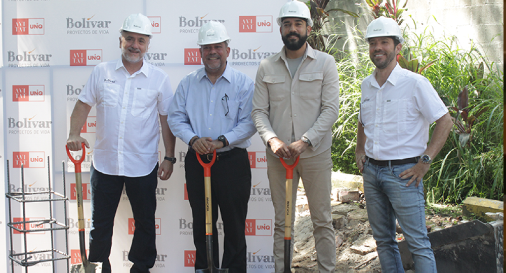 Óscar Cornejo, director general de Inversiones Bolívar, José Velásquez, presidente de la Cámara Salvadoreña de la Industria de la Construcción Casalco, Luis Rodríguez, director ejecutivo de la Oficina de Promoción del Área Metropolitana de San Salvador Opamss y el CEO del Grupo de Sola, Diego de Sola, durante la colocación de la primera piedra.,image_description: