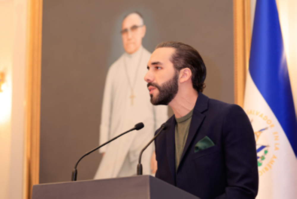 Nayib Bukele, frente al cuadro de san Óscar Arnulfo Romero en Casa Presidencial. / Presidencia.,image_description: