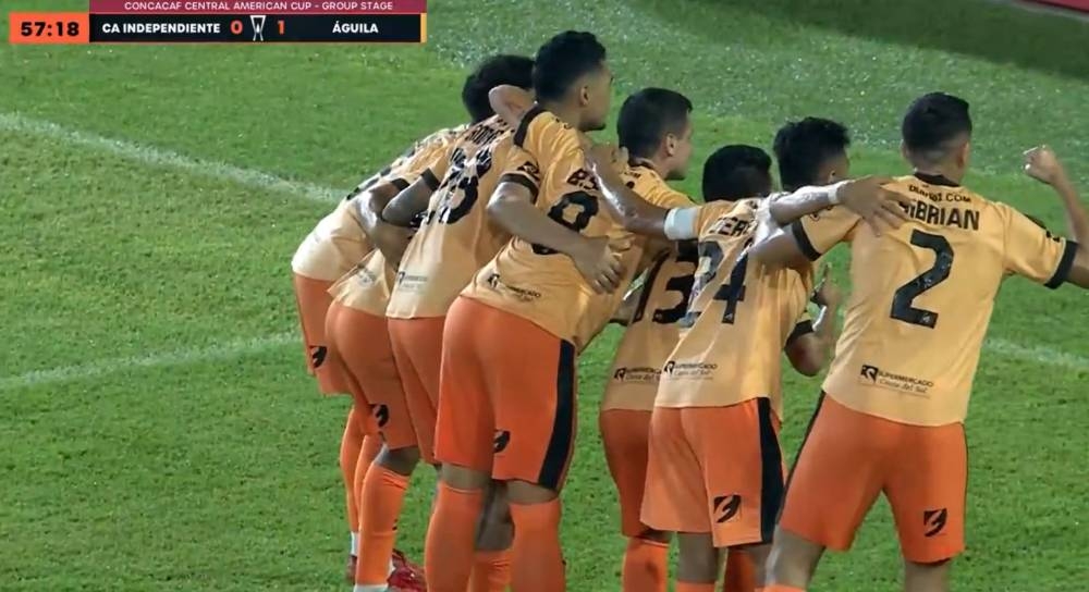 La celebración del primer gol del Águila. ,image_description: