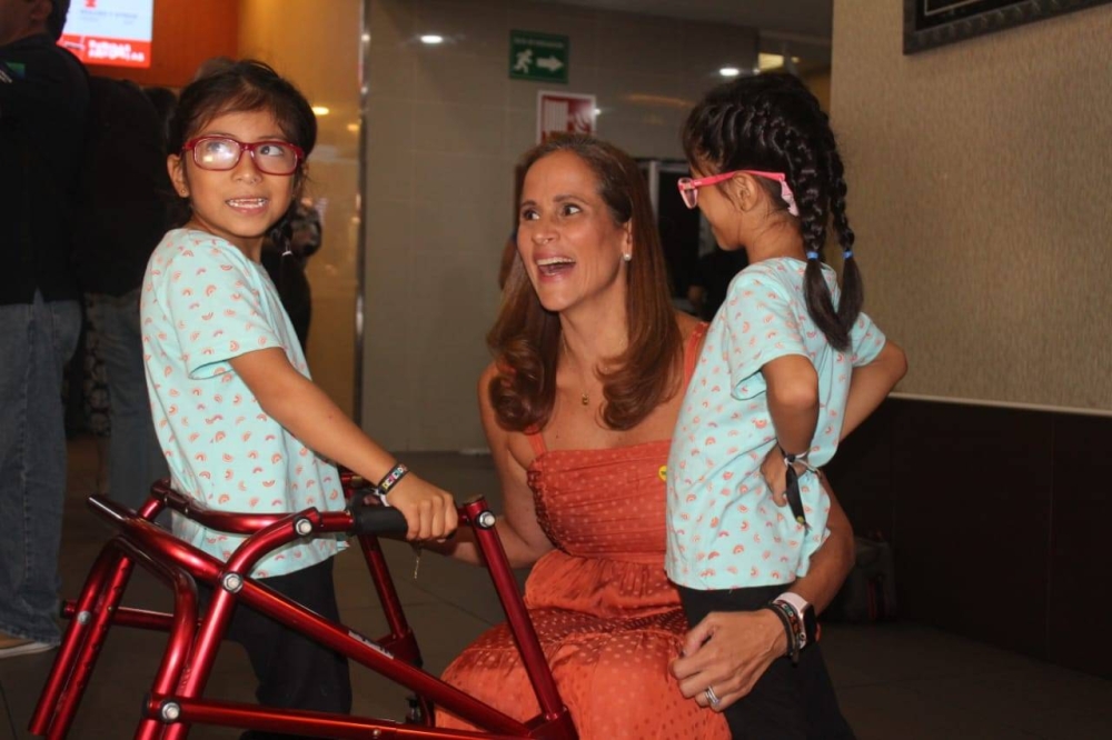 Mónica de Samayoa junto a niños beneficiarios de los programas de Teletón. Fotos: Francisco Valle,image_description: