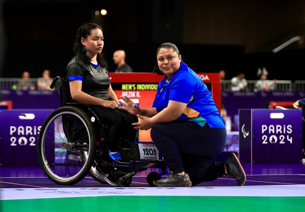 Rebeca Duarte y su entrenadora en pleno juego en París. ,image_description: