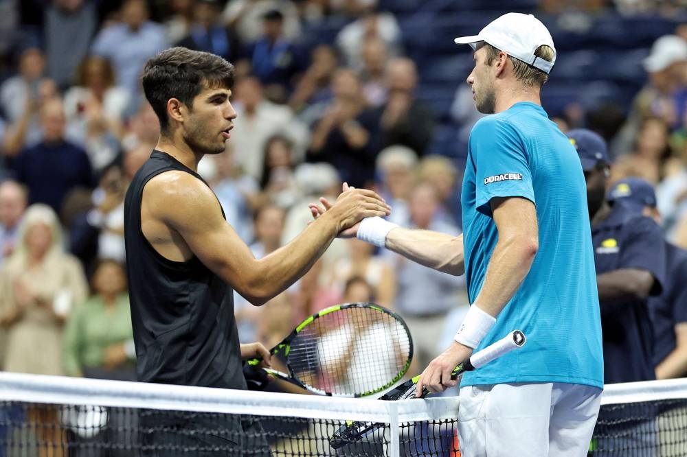 Carlos Alcaraz saluda a Botic van De Zandschulp, tras la derrota en el US Open. / AFP,image_description: