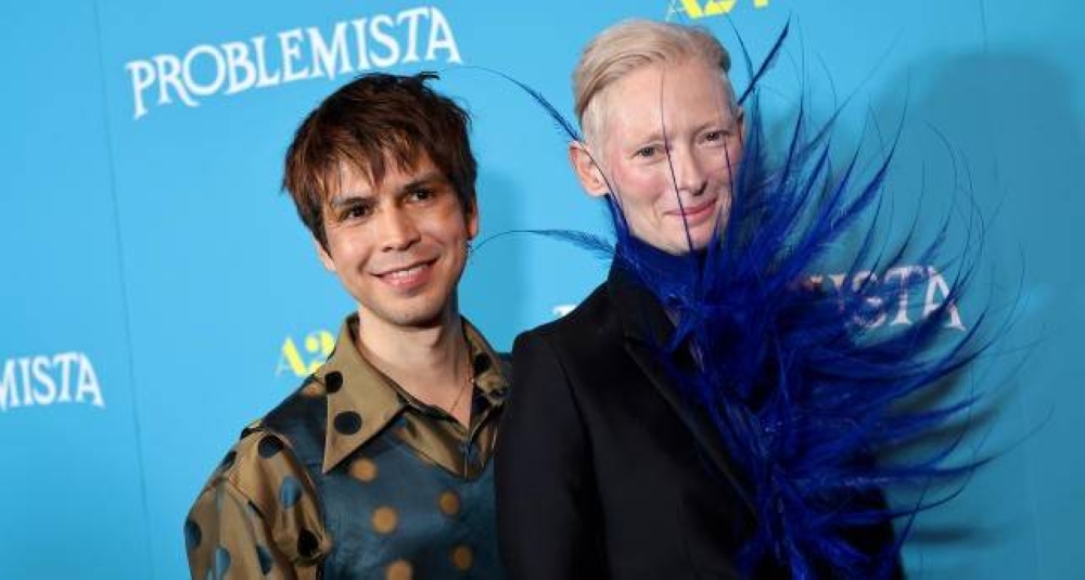 Julio Torres junto a su coestrella Tilda Swinton en la premier del filme en Nueva York, el pasado 28 de febrero.,image_description: