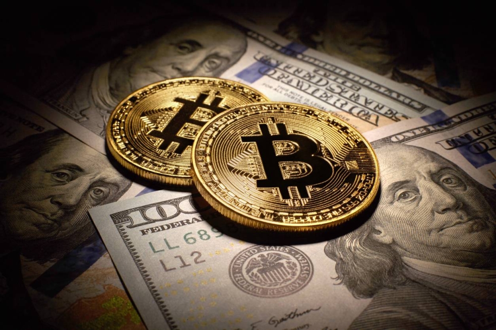 El Salvador fue el primer país a nivel mundial en adoptar el bitcoin como moneda de curso legal. /DEM,image_description:Golden Bitcoins Coins and dollar bills