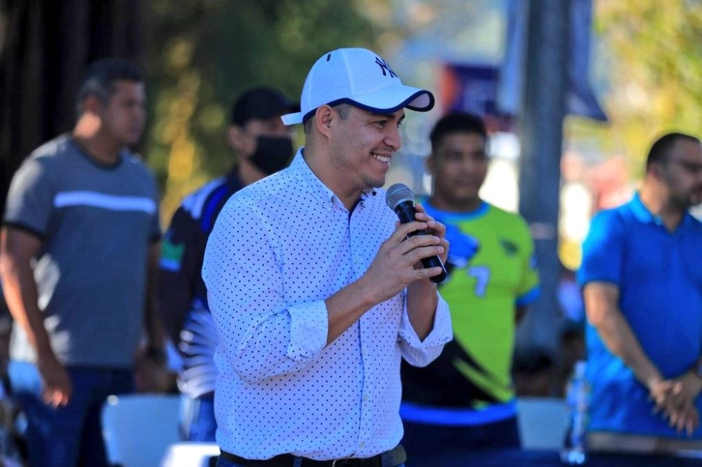 Henry Flores, alcalde de La Libertad Sur, en una actividad deportiva. / Alcadía de La Libertad Sur.,image_description: