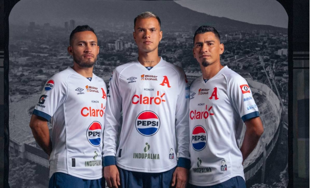 Monterroza, Julio y Portillo lucen la camiseta titular del Alianza. ,image_description: