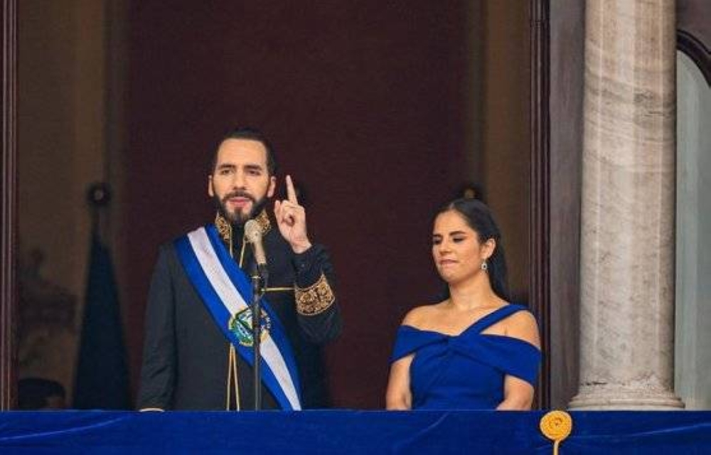 Nayib Bukele, presidente de la República, y su esposa Gabriela de Bukele, en su discurso del 1 de junio. / Nuevas Ideas.,image_description: