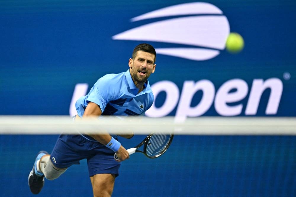 Novak Djokovic devuelve una pelota en el juego ante Alexei Popyrin. / AFP,image_description: