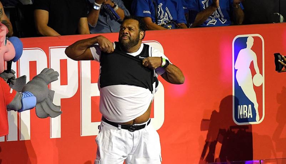 RaperoEl rapero estadounidense Fatman Scoop se presentó durante un tiempo muerto en la segunda mitad del cuarto juego de las Finales de la Conferencia Oeste entre los Phoenix Suns y los LA Clippers en el Staples Center el 26 de junio de 2021 en Los Ángeles, California. /AFP,image_description: