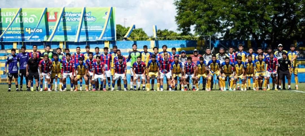 Los jugadores posaron juntos. Solo faltaban los árbitros. / Limeño,image_description: