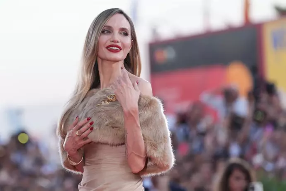 Angelina Jolie en la alfmbra roja del Festival de Venecia.:EP,image_description: