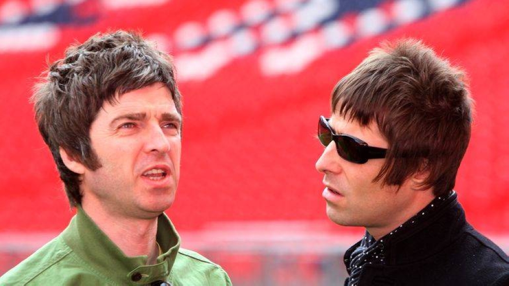 Los hermanos Liam, de 51 años, y Noel, de 57, volverían a copar las listas de popularidad con su entrega de rock.,image_description: