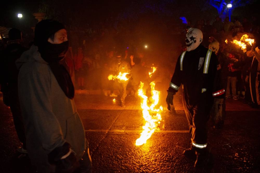 Los ataques del diablo y la furia del volcán son representados por hombres locales que se arrojan bolas prendidas en gasolina. / Foto: Lisbeth Ayala