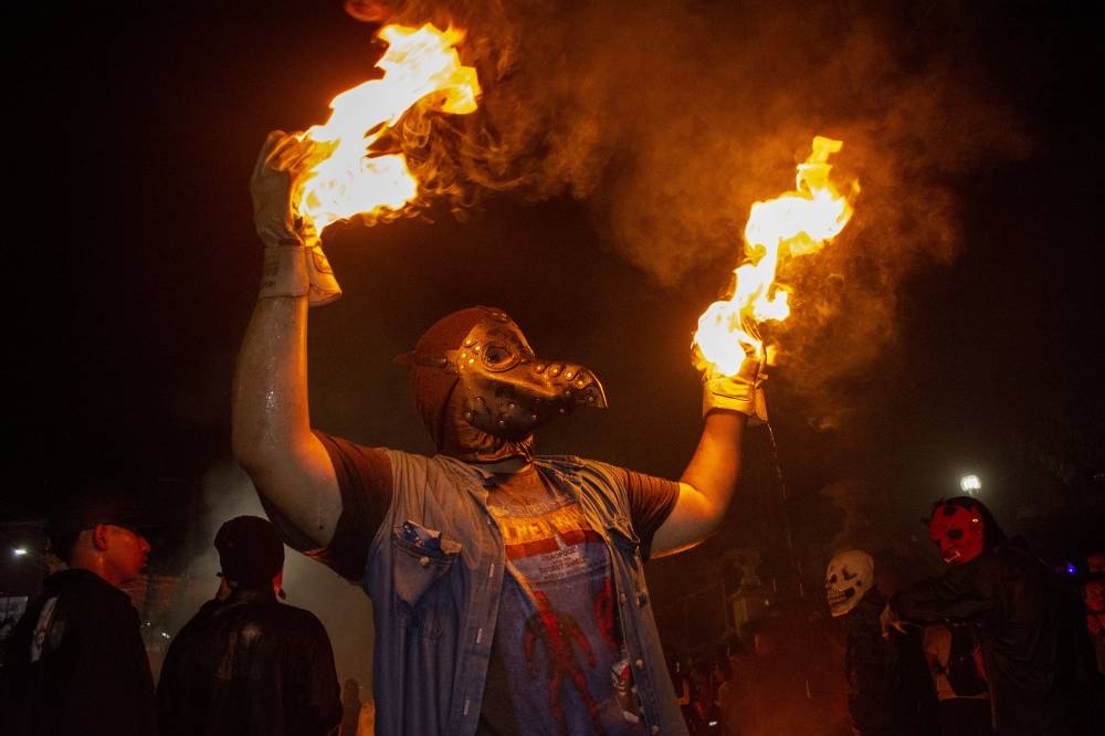 Todo el poder de las bolas de fuego se celebró un año más en la turística Nejapa, este año sin interrupciones de lluvia. / Foto: Lisbeth Ayala,image_description: