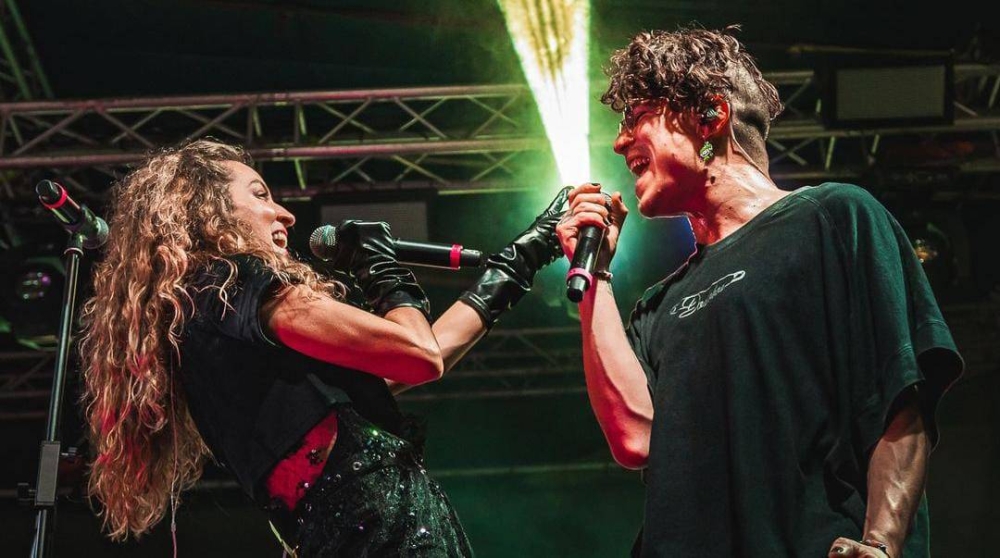 Los años no pasan sobre los cantantes Gabby y Tom, de Kudai, que lucen la misma energía de hace 20 años. / Foto: Wil Bolaños para La Nueva Latam,image_description: