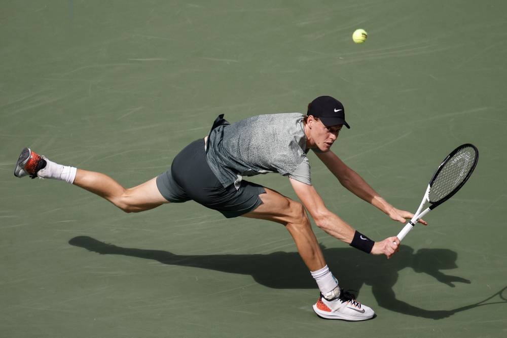 Jannik Sinner y su elasticidad en el juego ante Christopher O039Connell. / AFP,image_description: