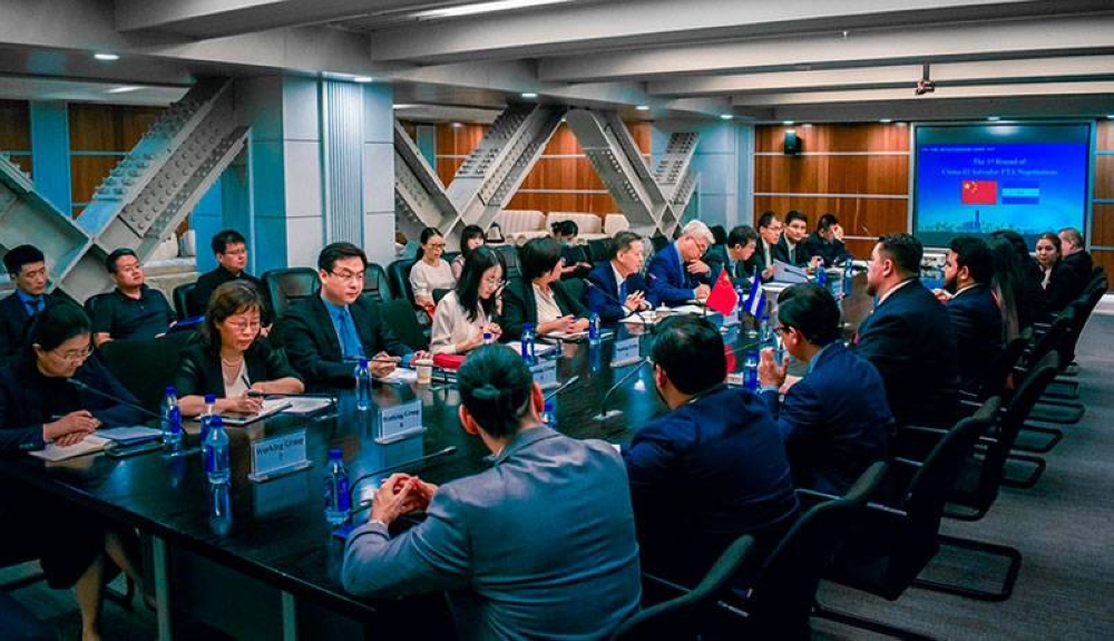 Primeras reuniones para la firma del TLC entre El Salvador y China. / Cortesía Ministerio de Economía,image_description: